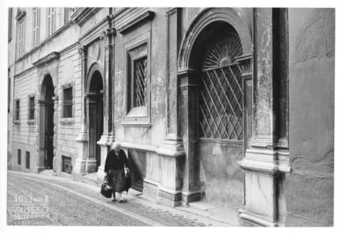 Scena di vita quotidiana in via Gaetano Donizetti a Bergamo