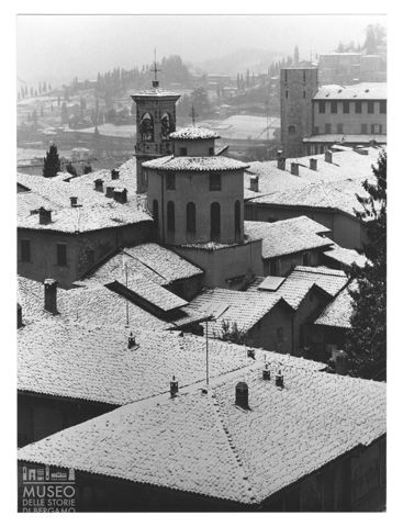 Veduta dei tetti innevati di Città Alta