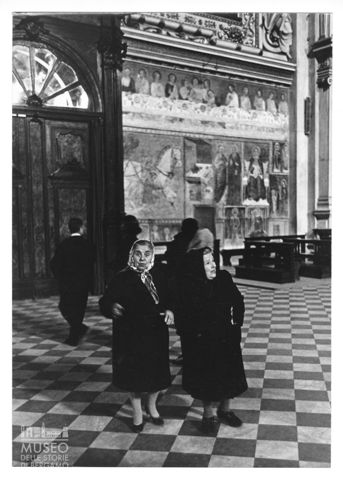 Ritratto di anziane signore all'interno della basilica di Santa Maria Maggiore a Bergamo