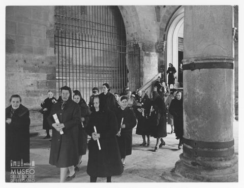 Processione sotto i portici di Palazzo della Ragione a Bergamo