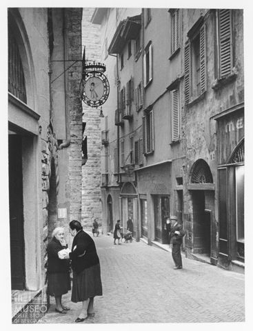 Scena di vita quotidiana in via Gombito a Bergamo
