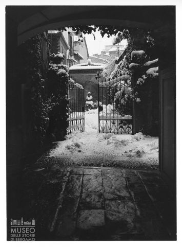 Un cortile di Città Alta innevato
