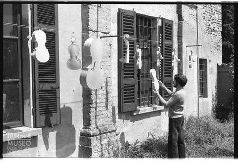 Il liutaio Alceste Bulfari al lavoro a Santa Maria di Bressanoro di Castelleone
