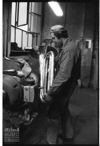 Ritratto di un artigiano all'interno del laboratorio di strumenti a fiato Romeo Orsi