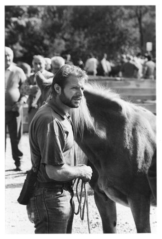 Ritratto d'uomo con cavallo alla fiera agricola di Carenno