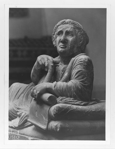 Scultura sopra un sarcofago presso il Museo Mario Guarnacci di Volterra