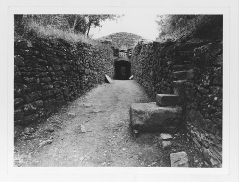 L'ingresso della Tomba della Pietrera nell'area archelogica di Vetulonia