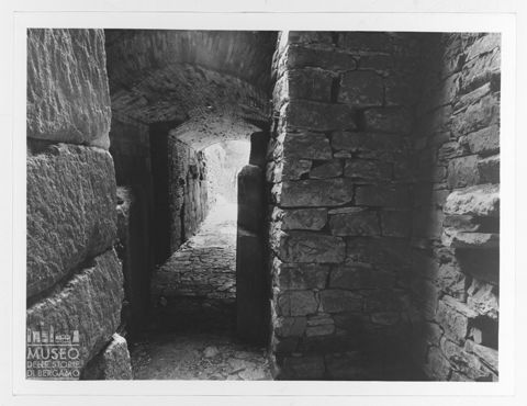 L'ingresso della Tomba della Pietrera nell'area archelogica di Vetulonia