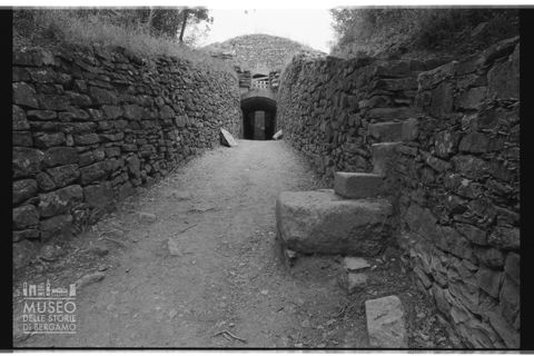 L'ingresso della Tomba della Pietrera nell'area archelogica di Vetulonia