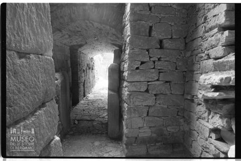 L'ingresso della Tomba della Pietrera nell'area archelogica di Vetulonia