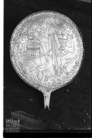 Uno specchio presso il Museo Archeologico di Firenze