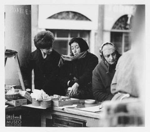 Ritratto di tre signore davanti a una bancarella