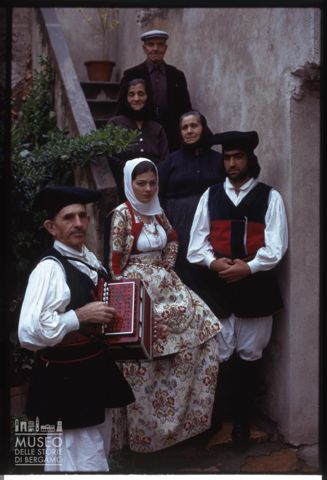 Ritratto di gruppo in costume sardo