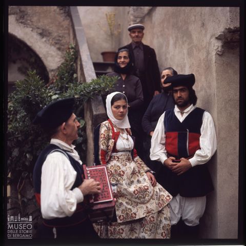 Ritratto di gruppo in costume sardo