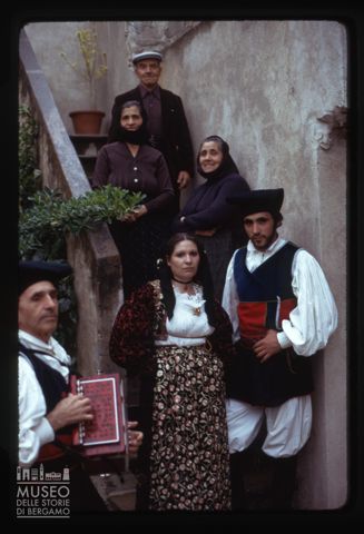 Ritratto di gruppo in abiti folcloristici sardi