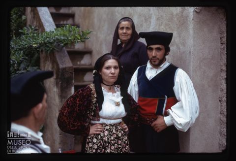 Ritratto di gruppo in abiti folcloristici sardi