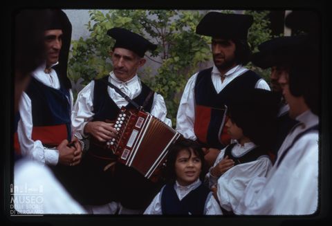 Ritratto di gruppo in abiti folcloristici sardi