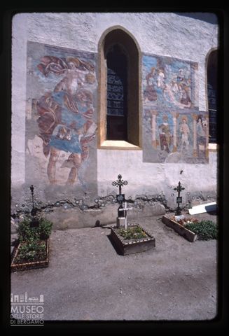 Tombe addossate ad una parete di una chiesa a Tarces