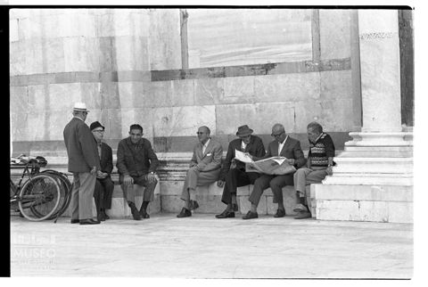 Scena di vita quotidiana nella piazza del Duomo di Pisa
