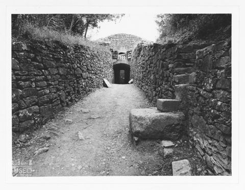 L'ingresso della Tomba della Pietrera nell'area archelogica di Vetulonia