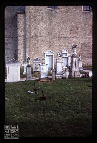 Piccolo cimitero a Montefalcone Appennino