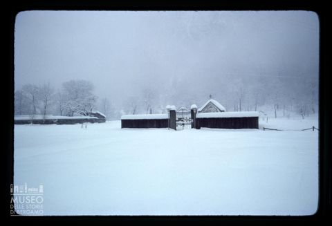 Piccolo cimitero innevato