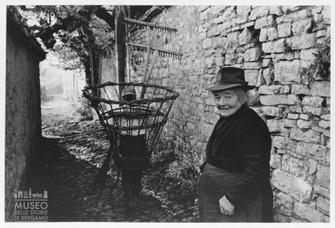 Ritratto di anziana a Regorda presso Corna Imagna