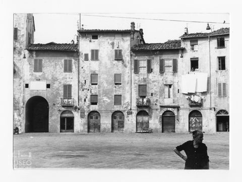 La piazza dell'Anfiteatro a Lucca