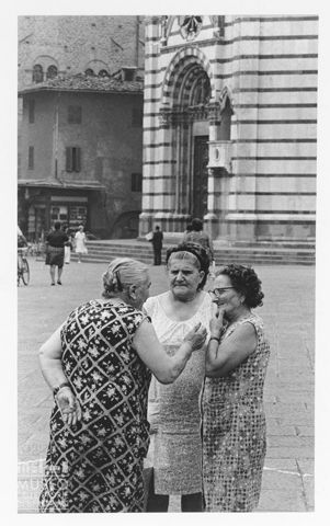 Donne in piazza del Duomo a Pistoia