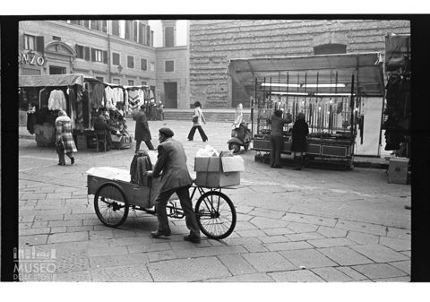 Mercato nella piazza San Lorenzo a Firenze