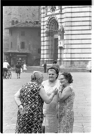 Donne in piazza del Duomo a Pistoia