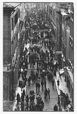 Passeggio in corso Giacomo Matteotti a Jesi