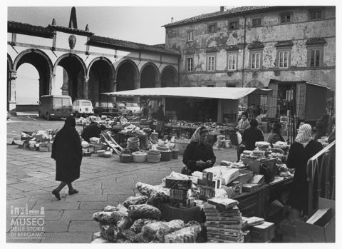 Mercato in piazza del Municipio a Castiglion Fiorentino