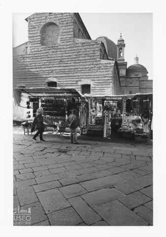 Mercato nella piazza San Lorenzo a Firenze
