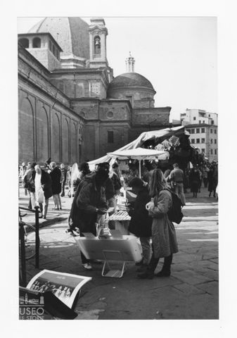 Mercato nella piazza San Lorenzo a Firenze