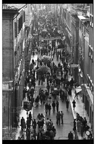 Passeggio in corso Giacomo Matteotti a Jesi