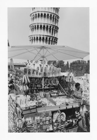 Bancarella di souvenir a Pisa