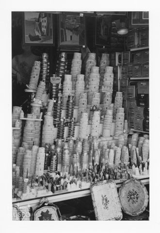 Bancarella di souvenir a Pisa