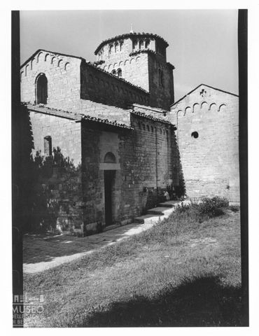 Veduta di scorcio della chiesa di Santa Maria di Portonovo