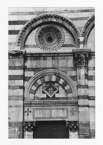 Particolare del portale laterale della chiesa di San Paolo a Ripa d'Arno a Pisa
