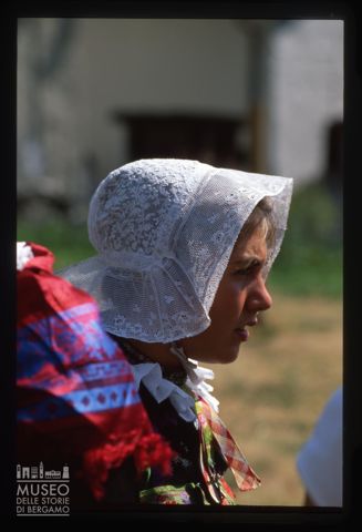 Giovane donna con cuffia di merletto a Pontechianale