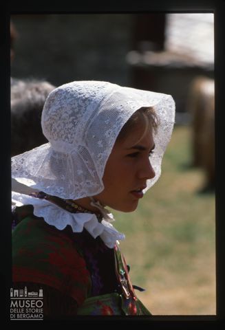 Giovane donna con cuffia di merletto a Pontechianale