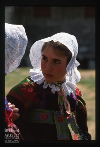 Giovani donne con cuffie di merletto a Pontechianale