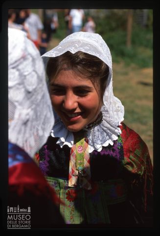 Giovani donne con cuffie di merletto a Pontechianale