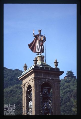 Dettaglio del campanile della chiesa di San Giacomo Maggiore a Pontida