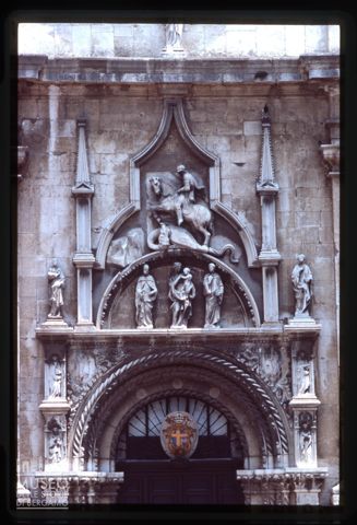 Dettaglio del portale della basilica di San Nicola da Tolentino
