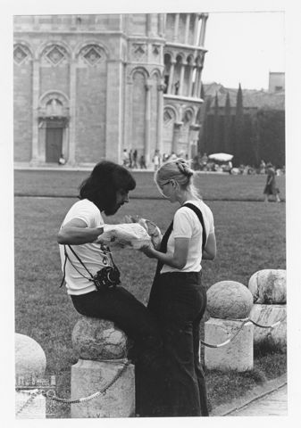 Ragazzi nella piazza del Duomo di Pisa