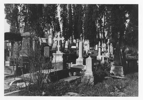 Tombe in un cimitero di Firenze