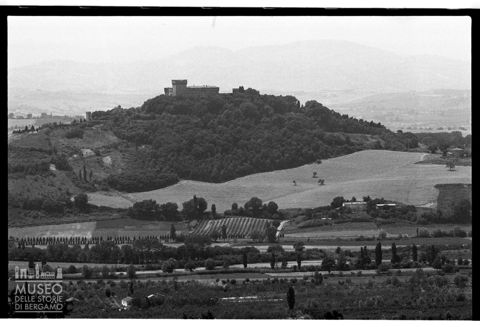 Veduta da lontano della Rocca di Gradara