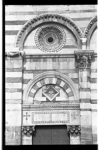 Particolare del portale laterale della chiesa di San Paolo a Ripa d'Arno a Pisa